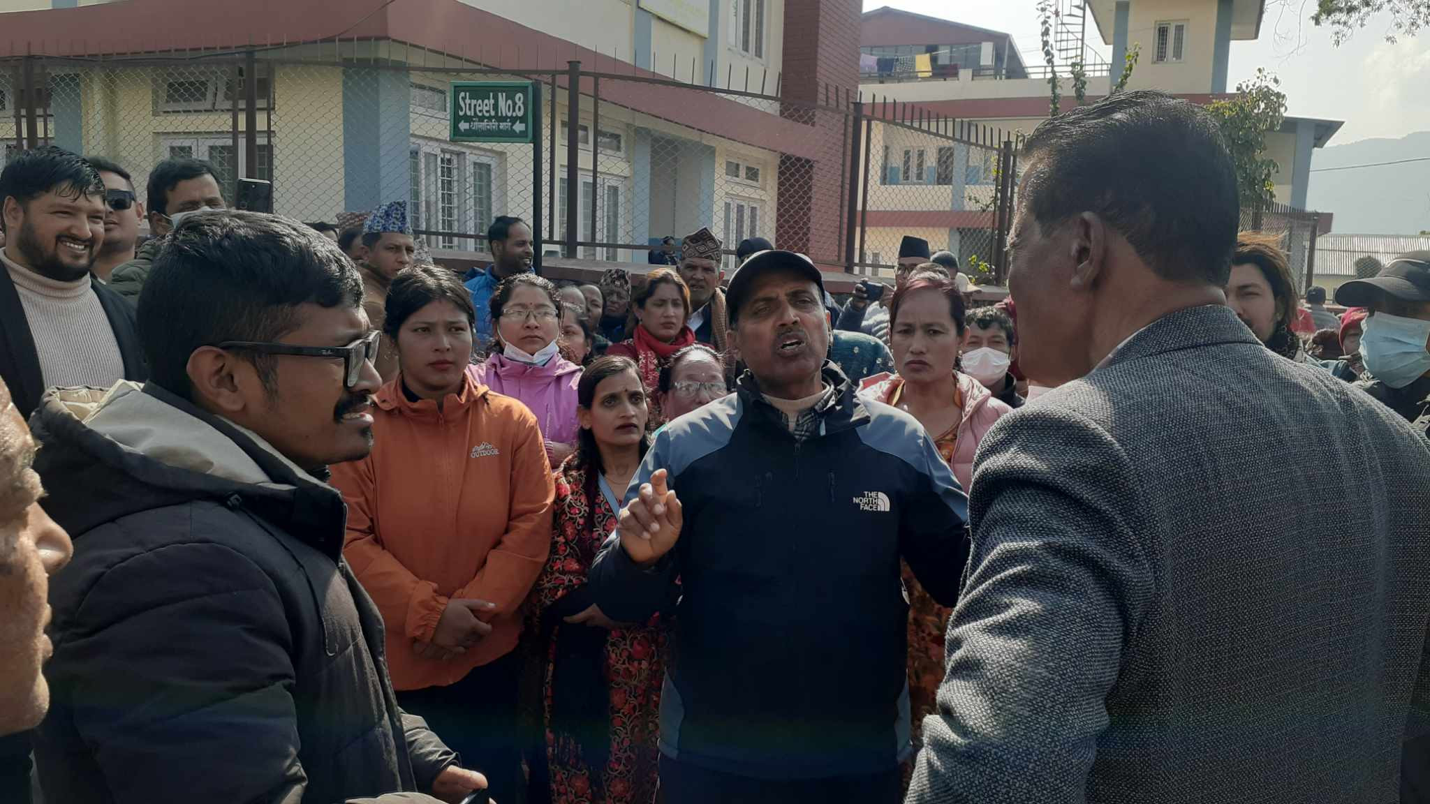 पोखरामा राष्ट्रियसभाको निर्वाचन भइरहेको ठाउँमा सहकारीपीडितको धर्ना 