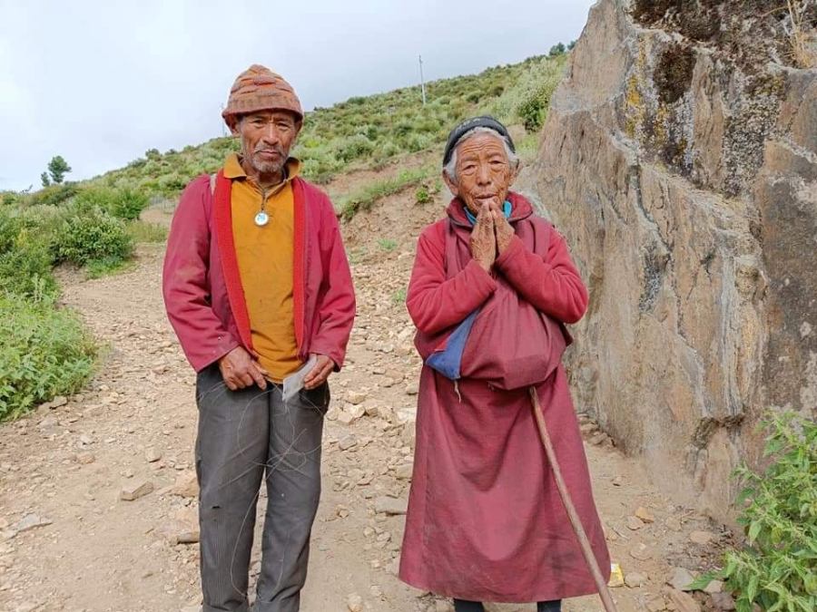 गुफाभित्र बस्ने हुम्लाकी ९२ वर्षीया चोङमुको हातमा नागरिकता, आँखामा खुसीको आँसु (भिडियोसहित)