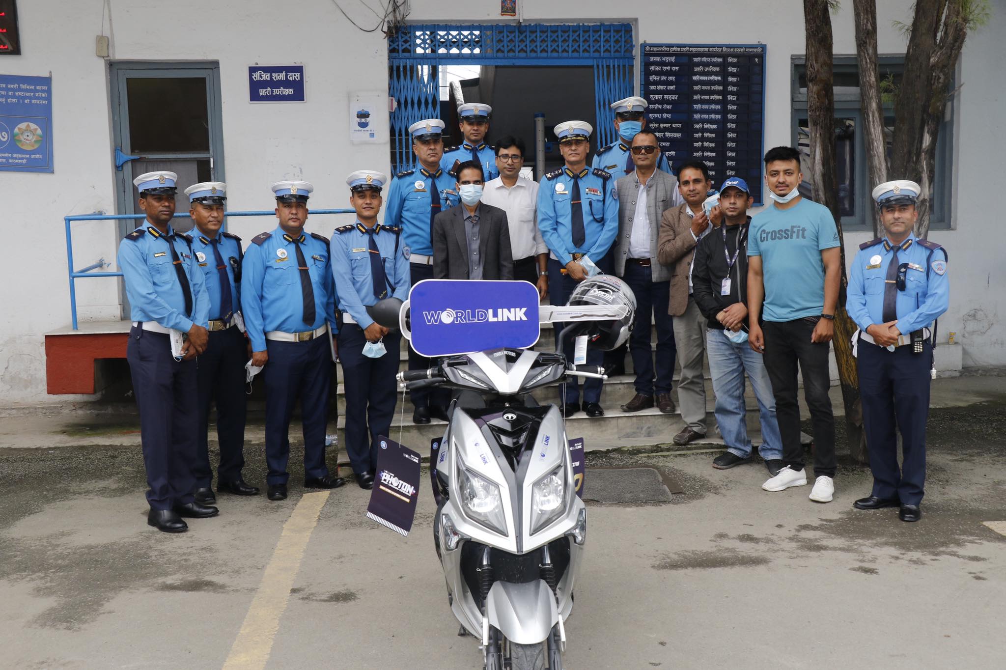 वर्ल्ड लिंकले ट्राफिक प्रहरीलाई दियो विद्युतीय स्कुटर