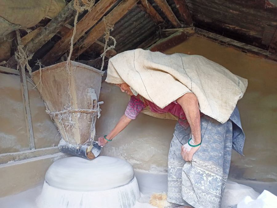 ७४ वर्षीया पूर्णश्री आमाको पुस्तौँ पुस्तालाई पालेको पानीघट्ट