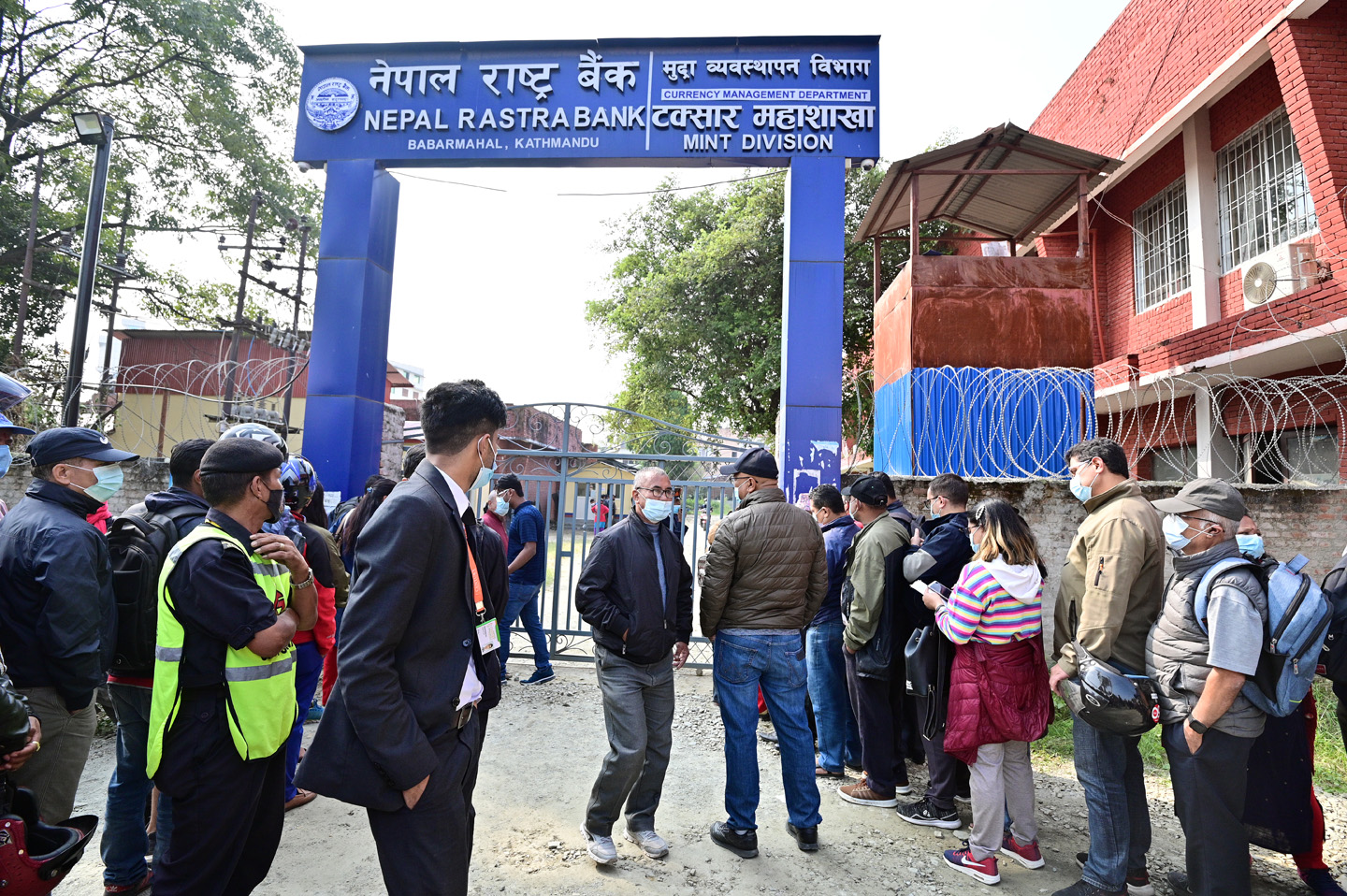 सुनको असर्फी र सिक्का किन्न टक्सार विभागमा सर्वसाधारणको भिड, कति छ मूल्य ?