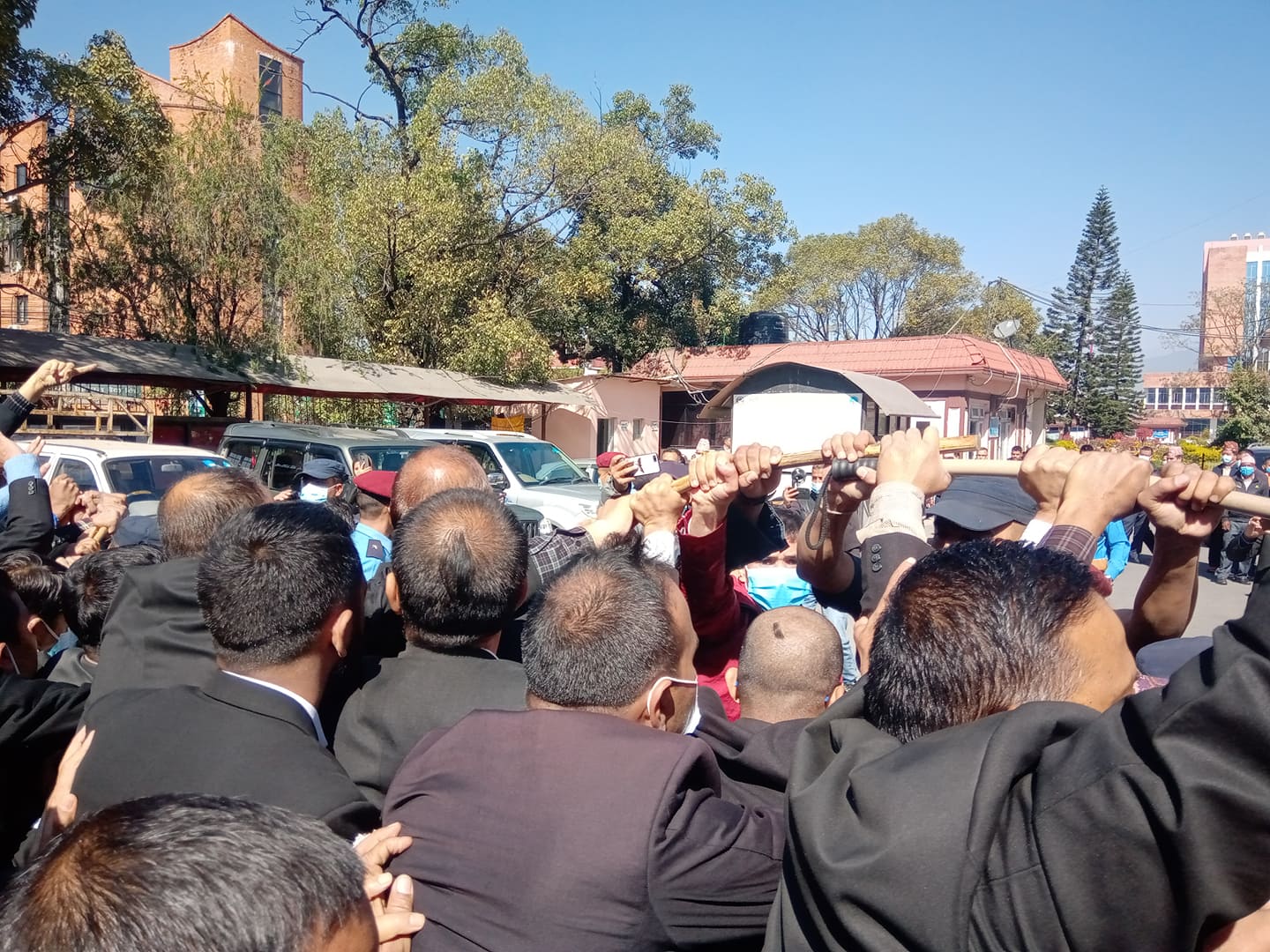 सर्वाेच्च परिसरमा प्रहरी-वकिल झडप : बार उपाध्यक्ष र महासचिवसहित छ जना घाइते