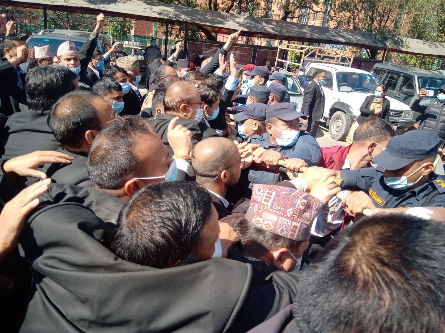 धरपकडपछि जबराविरुद्ध खनिए वकिलहरू: 'बिचौलियाको नाइके राजीनामा दे' भन्दै प्रदर्शन