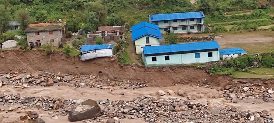 बाढीले विद्यालय बगाएपछि बझाङमा खुला चौरमा पढाइ, स्थानीय सरकारले अस्थायी टहरासमेत बनाएनन्