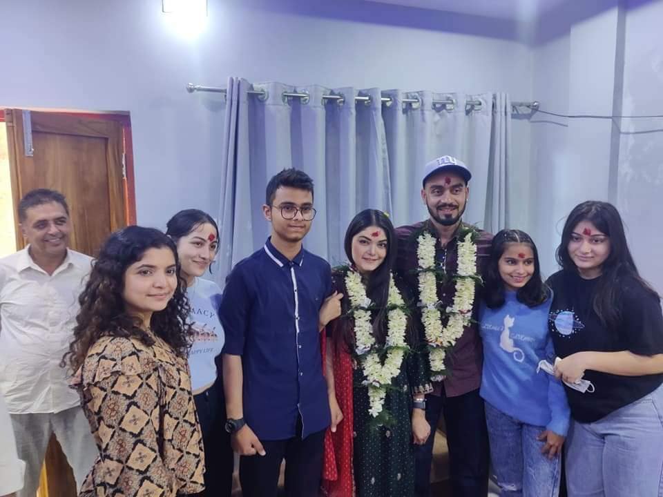 गायिका प्रविशा अधिकारीले अमेरिका बस्ने निर्माणसँग साटिन् औँठी, पर्सि बिहे