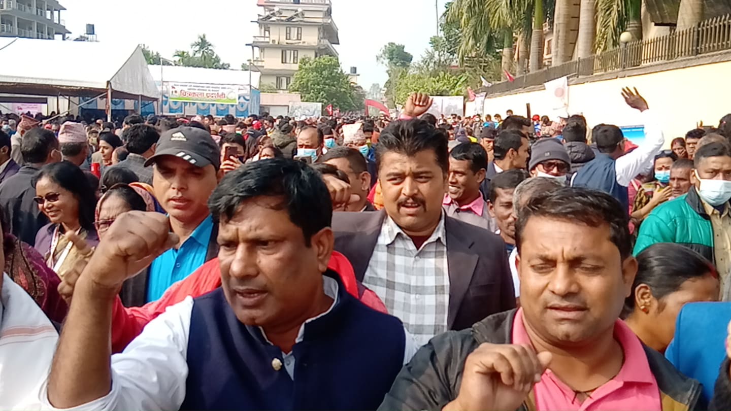 अझै सुरु हुन सकेन बन्दसत्र, ओली समर्थकहरू नाराबाजीमा उत्रिए