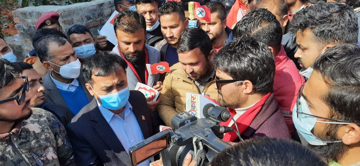 नेविसंघको महाधिवेशन गर्न भन्दै पार्टी महामन्त्री शर्मालाई झण्डा बुझाइयो 