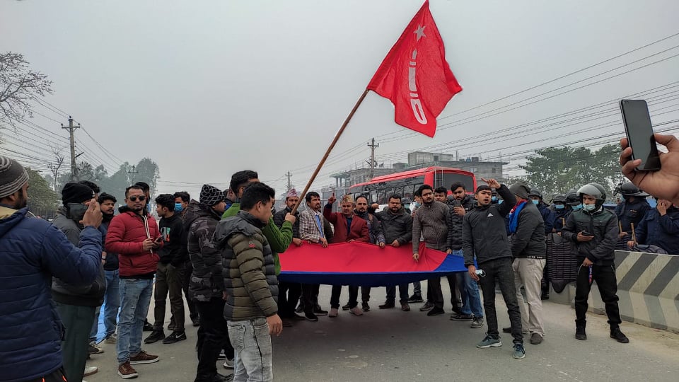 मन्त्रालय फाेडेर मन्त्रिपरिषद् विस्तार गरेकाे विराेधमा एमाले कार्यकर्ताकाे प्रदर्शन