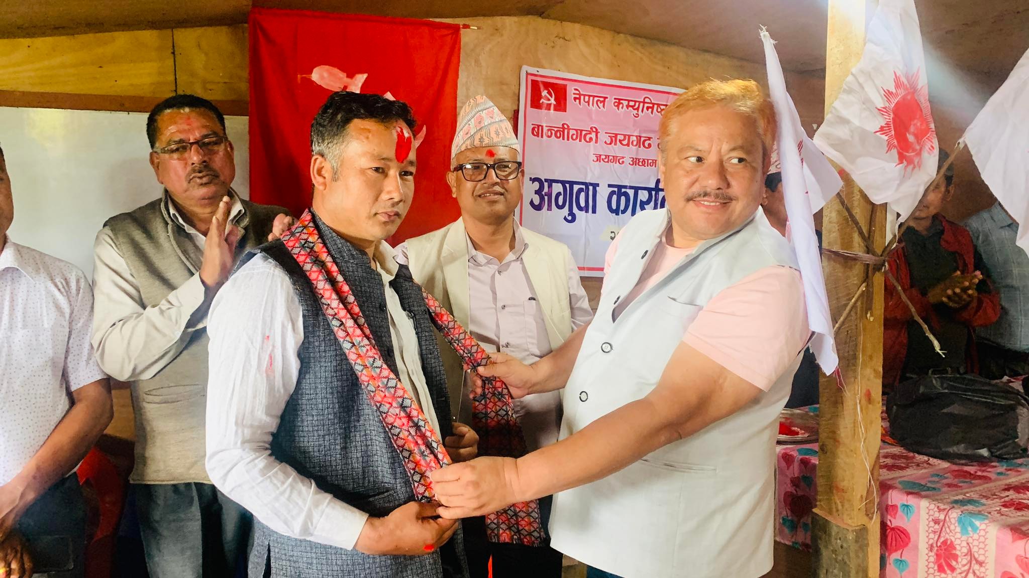 गाउँपालिका उपाध्यक्षसहितका नेताहरू माओवादी त्यागेर एमालेमा प्रवेश