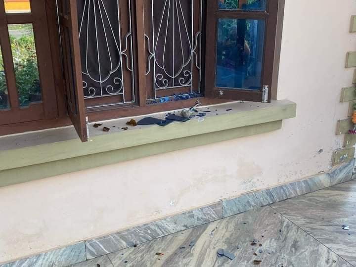 राप्रपा नेपाल चितवनका अध्यक्ष विष्णु खरालको घरमा तोडफोड