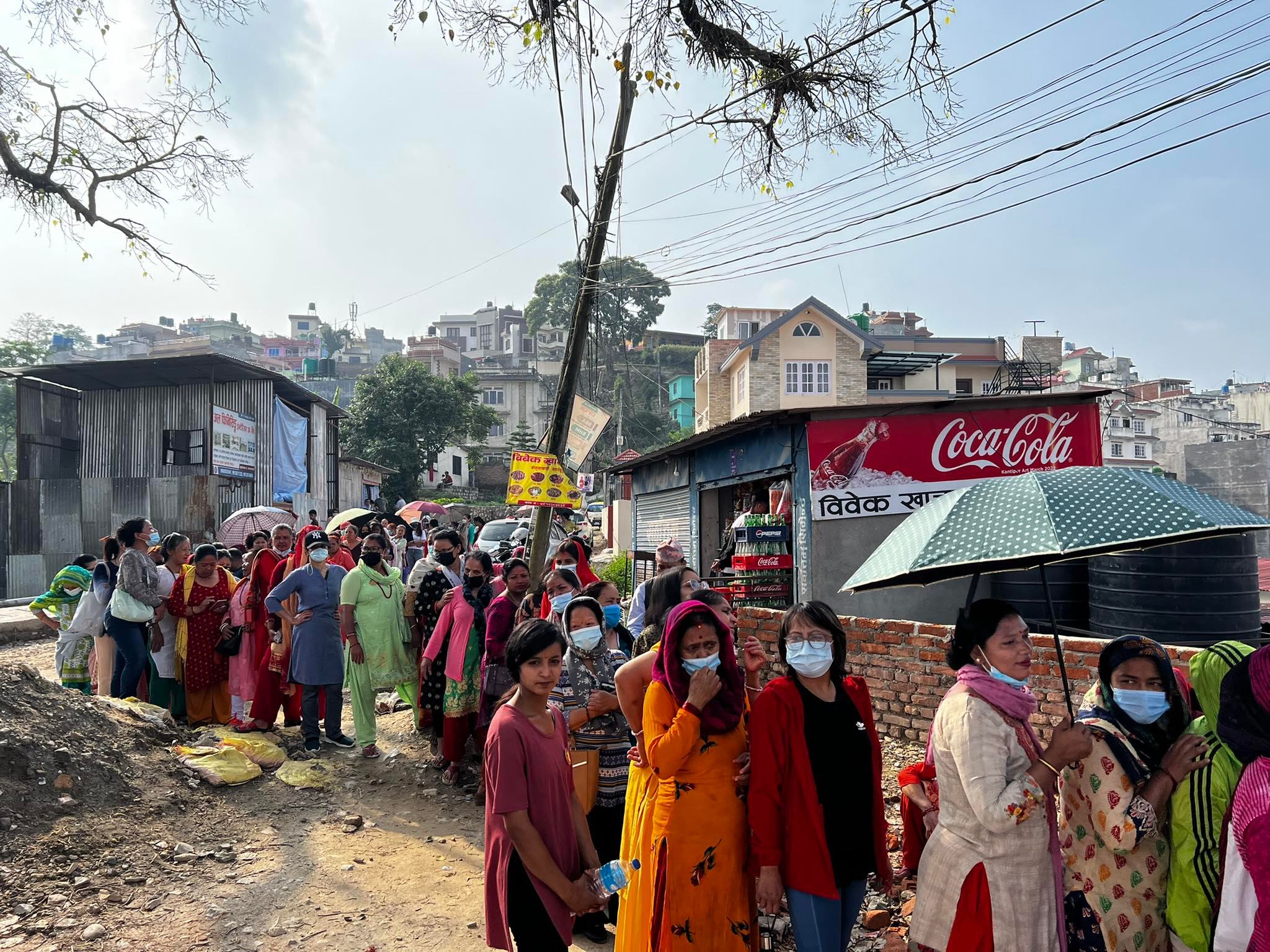 बूढानीलकण्ठमा अझै सुरु भएन मतदान, भाेट खसाल्न बिहानै लाइन बसेकाहरू आक्राेशित