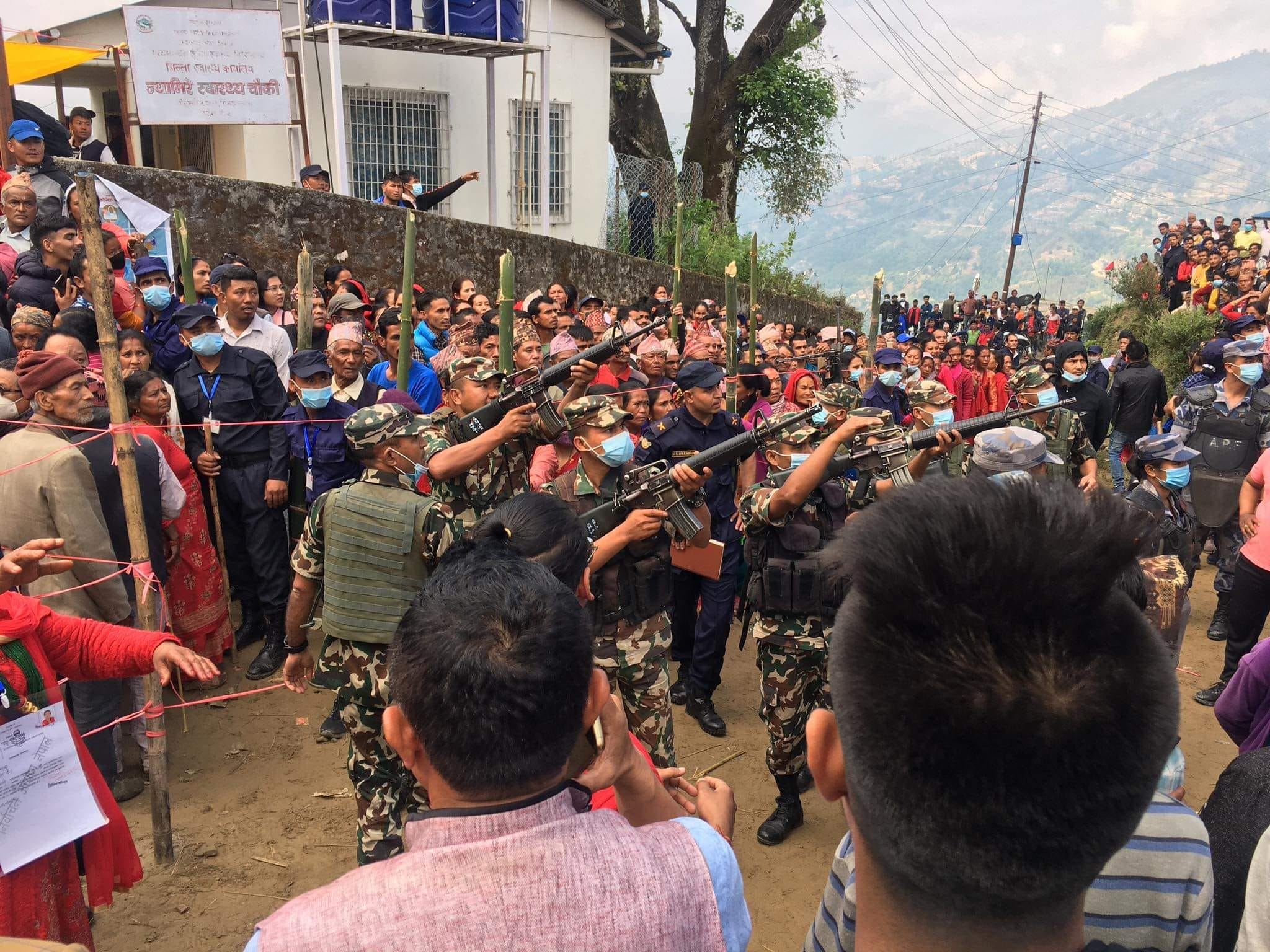 दोलखा र सिन्धुपाल्चाेक पुग्याे सेनाको टोली, हुम्लाका मतदान अधिकृतलाई हेलिकाेप्टरबाट उद्धार