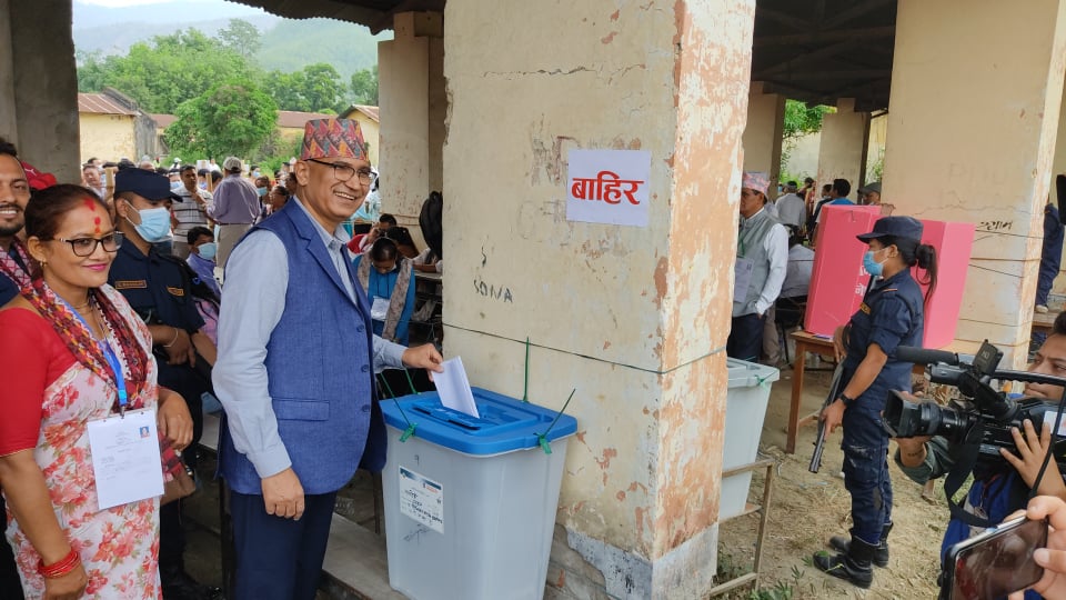 विष्णु पाैडेलले हास्दै गरे मतदान (तस्वीरहरू)