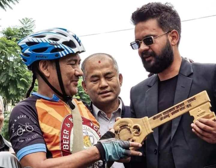 विश्व साइकलयात्री पुष्कर शाह काठमाडौं क्षेत्र नं. २ बाट चुनाव लड्ने