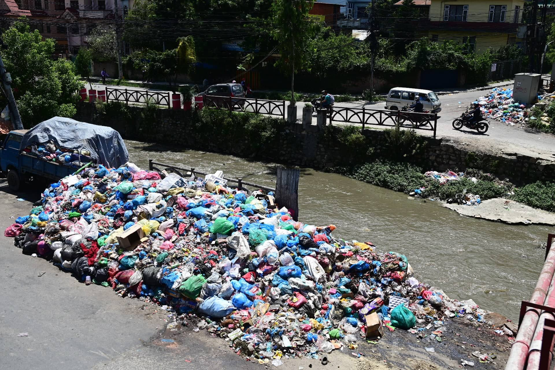 फोहाेर थुपार्ने थलो बने पुलका छेउ