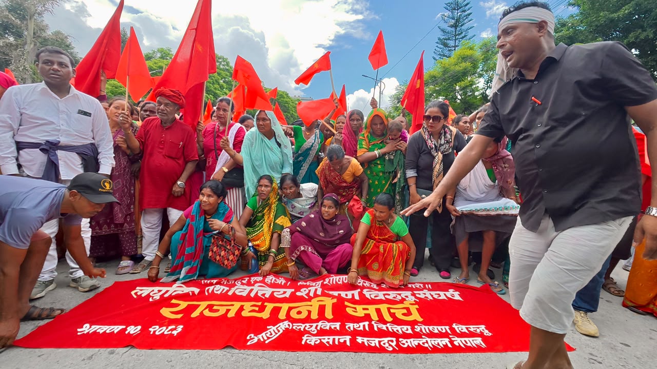 सिंहदरबार पुग्न पाएन लघुवित्त पीडितको ‘राजधानी मार्च’ (तस्वीरहरू)