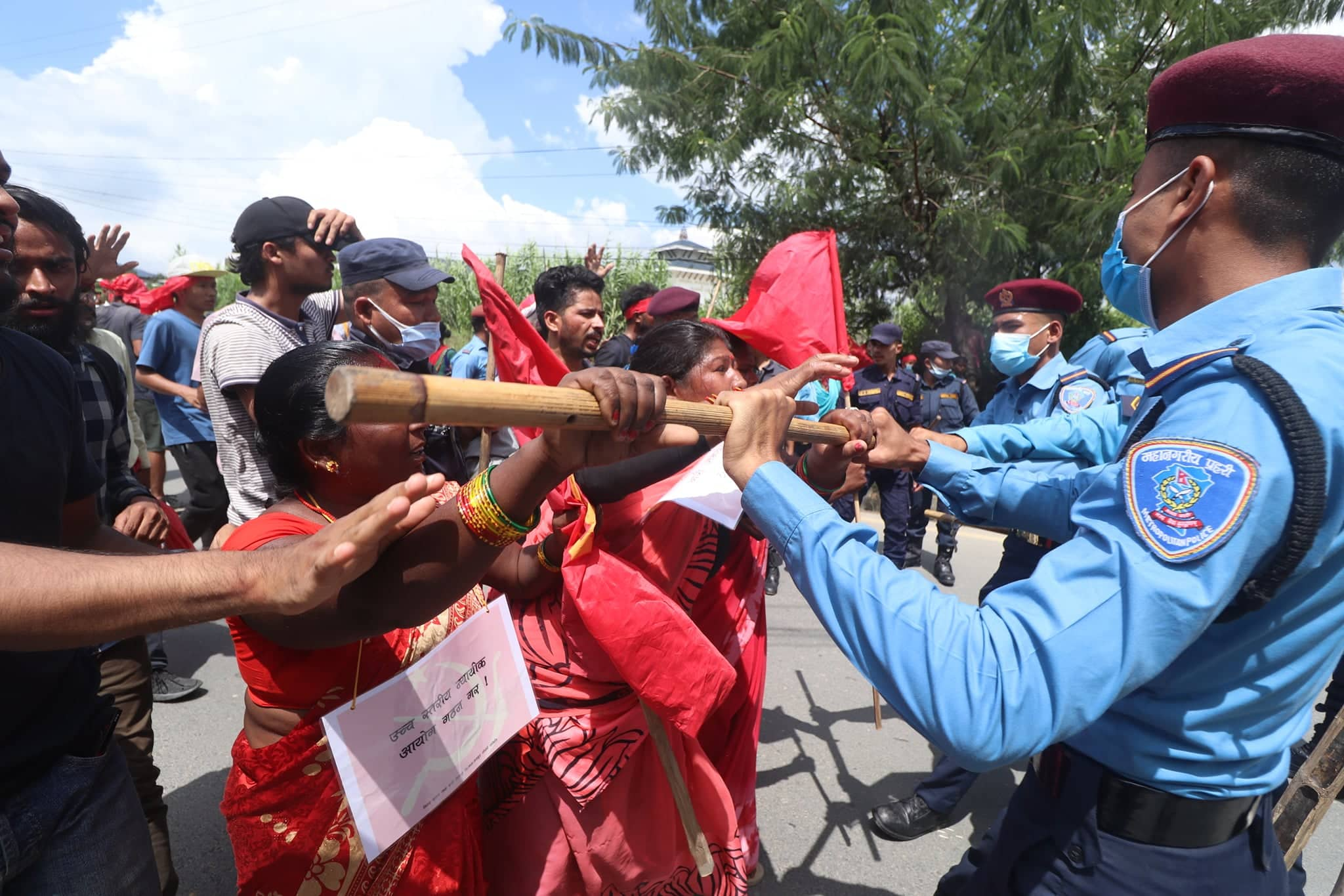 'हामी सुदखोरविरुद्ध प्रदर्शन गर्दै थियाैँ, प्रहरी आएर टाउकाे फुटाइदियाे'