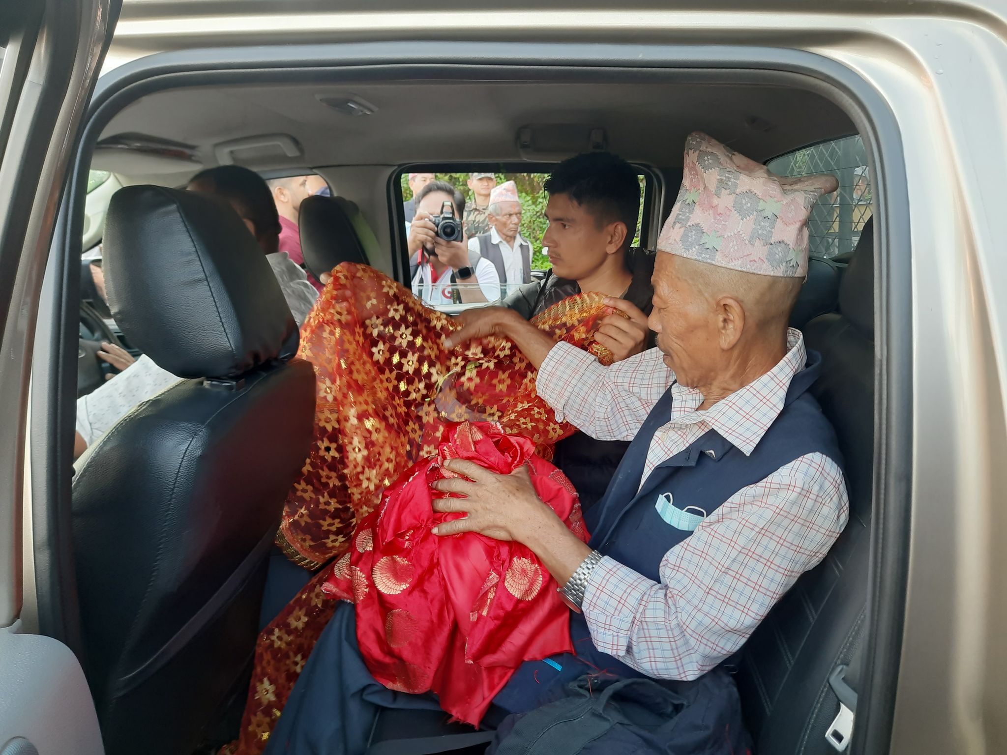 गोरखा दरबारबाट फूलपाती पठाइयो, हर्षबढाइँ गरेर हनुमानढोकामा भित्र्याइँने