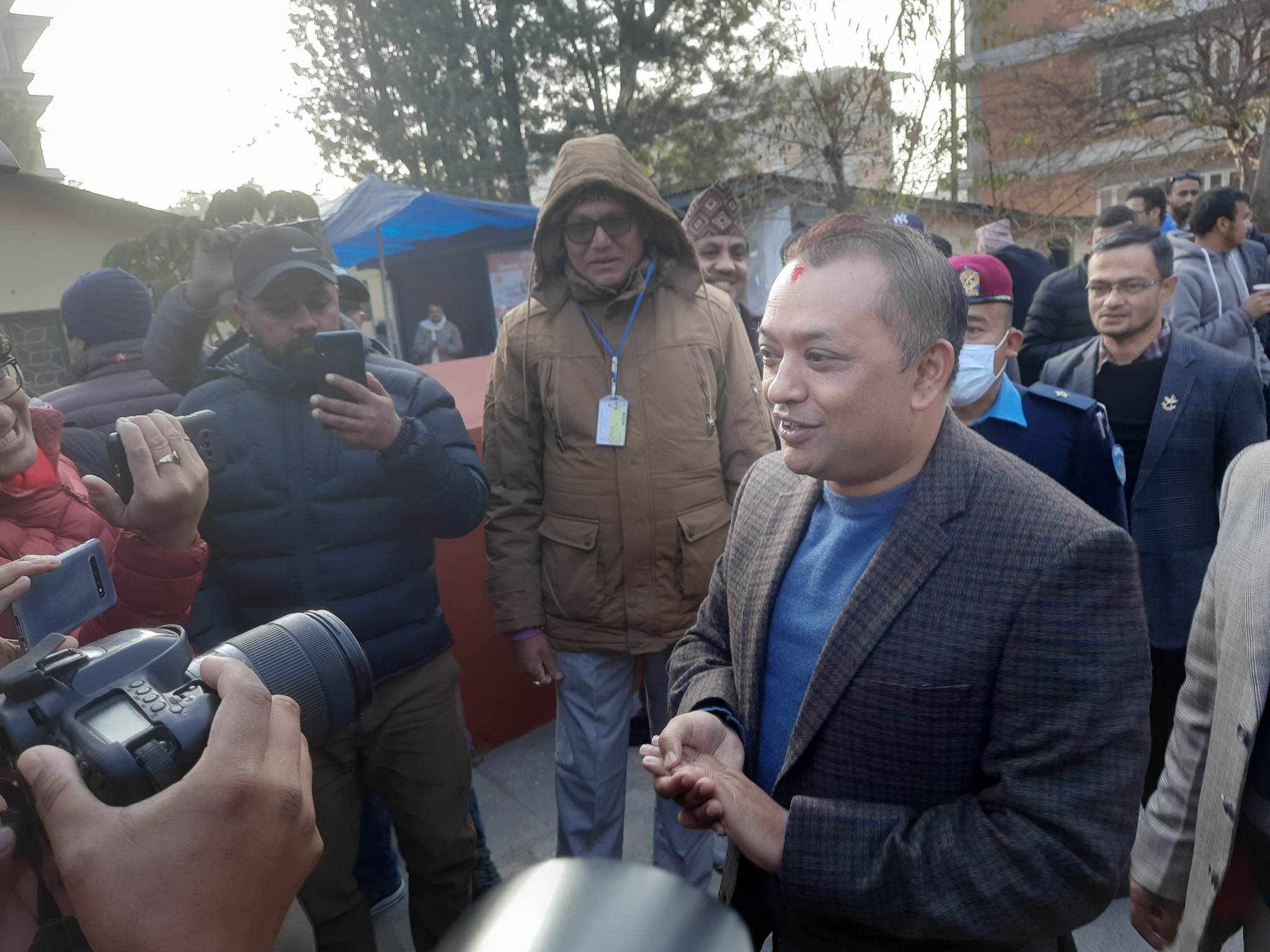भाेट दिएकाे फाेटाे खिच्ने सांसदलाई गगन थापाकाे चुनाैती– छातीमा टाँस्नुस्, फेसबुकमा हाल्नुस्