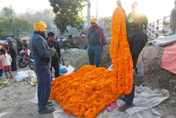 कालीमाटीमा फूल किनबेच गर्नेहरूको भिड (तस्वीरहरू)
