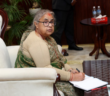 बालुवाटारको त्रिपक्षीय बैठकमा प्रधानमन्त्री कार्कीले भनिन् – भ्रष्टाचारमा स्वर्गीय बुवालाई पनि छोड्दिन