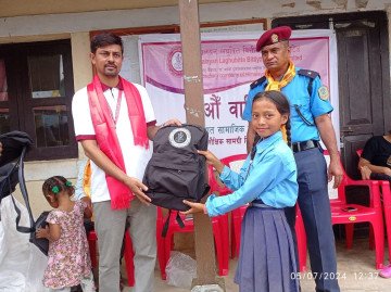 हिमालयन लघुवित्त वित्तीय संस्थाले वितरण गर्‍यो विद्यार्थीलाई शैक्षिक सामग्री