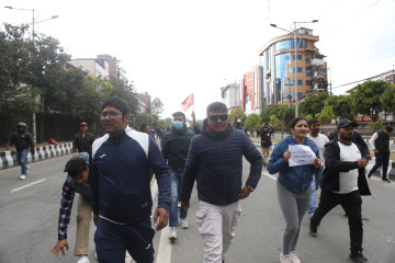 एमालेले आज पनि थाल्यो प्रदर्शन, देशभरका सीडीओ कार्यालयमा विरोधपत्र बुझाउँदै