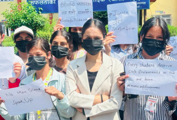 केआईआईटीमा प्रिशा साहको मृत्यु प्रकरण: छानबिनको माग गर्दै पद्‌मकन्याका विद्यार्थीले गरे प्रदर्शन (तस्वीरहरू)