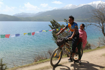...जब रारामा बहिनीलाई साइकलमा राखेर कुदाउँदा दिदी दाैडिँदै पछिपछि आइन् !