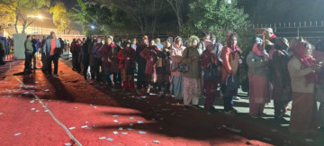 मतदान गर्न आतुर छन् एमाले प्रतिनिधि, सुरु नहुँदै लामबद्ध (तस्वीरहरू)