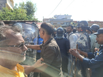 जनमत फुटाएका सतीश सिंह सनाखतका लागि निर्वाचन कार्यालय जाने क्रममा झडप