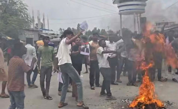 प्रमुख प्रशासकीय अधिकृत नपठाएको भन्दै प्रधानमन्त्री बालेनको पुतलादहन