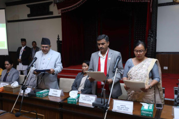 दुई संसदीय समितिका सभापति गैरे र न्यौपानेले लिए शपथ