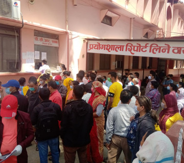 नेपालगञ्जमा काेभिड बिरामीले अस्पताल भरिभराउ, भेरी अस्पताल प्रमुख भन्छन्- थेग्न मुस्किल भइसक्यो (तस्वीरहरू)