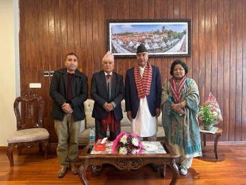 बालुवाटार पुगेर रामचन्द्र पाैडेलले दिए देउवालाई बधाई, आरजुलाई पनि राखेर खिचाए तस्वीर
