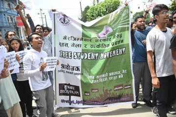 शैक्षिक शुल्क बढाएको भन्दै थापाथली क्याम्पसका विद्यार्थीले गरे प्रदर्शन (फोटो फिचर)