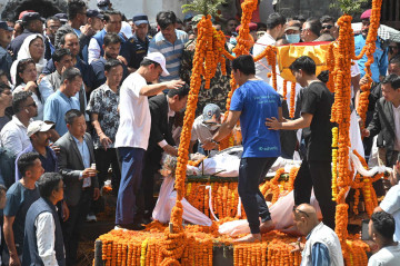 राजकीय सम्मानका साथ नेम्वाङको अन्त्येष्टि, दुई छाेराले दिए दागबत्ती (भिडियो)