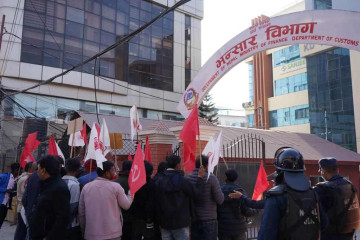 भन्सार विभाग घेराउ गर्न पुगेका आजपाका कार्यकर्तामाथि प्रहरीको लाठीचार्ज