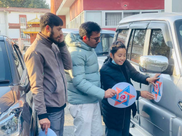 त्रिविका गाडीमा स्ववियुले टाँस्यो विश्वविद्यालयको लोगो
