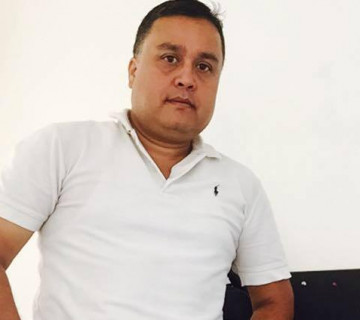 प्रश्न गर्दागर्दै अकस्मात् उत्तर दिने खण्ड आइलाग्यो पत्रकार गिरीश गिरीलाई