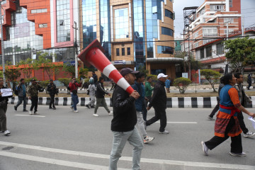बबरमहल क्षेत्रकाे अवस्था तनावग्रस्त, प्रदर्शनकारीमाथि प्रहरीले गर्‍यो लाठीचार्ज
