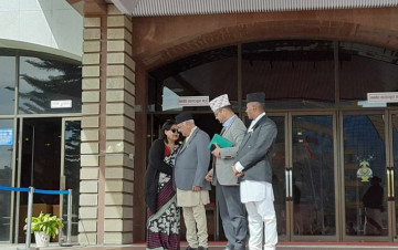 संसद परिसरमा ओलीसँग मञ्जु खाँणको खासखुस 