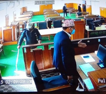 इजलासकै न्यायाधीशले प्रधानमन्त्रीलाई भेटेकाे कुरा उठ्याे, प्रधानन्यायाधीशले सुन्दिनँ भने, माइक अफ गरियाे