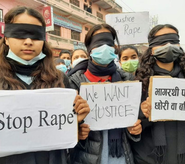 भागरथीका दोषीलाई कारबाही माग्दै मुख्यमन्त्री कार्यालयअगाडि विद्यार्थीकाे प्रदर्शन