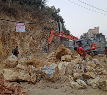 चाैतर्फी विराेधका बीच बालाजुमा चलिरहेछ महानगरकाे डाेजर (तस्वीरहरू)