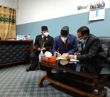 सर्वोच्चलाई प्रचण्डको जवाफ : अदालतले संविधानको व्याख्या गर्ने हो, नारा, जुलुस र भाषणको होइन