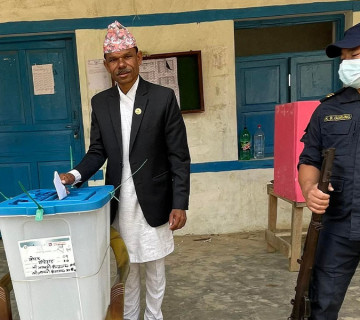 एमाले प्रमुख सचेतक भट्टराईले गरे मतदान, भन्छन्- योग्य जनप्रतिनिधि चयनका लागि मतदान