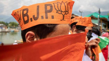अन्तरंग तस्वीर सार्वजनिक भएपछि नेतृले गरिन् आत्महत्या, नेता बर्खास्त