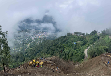 बर्सेनि दुःख दिइरहने मेची राजमार्ग