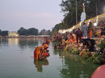 जनकपुरमा अस्ताउँदै गरको सूर्यको अर्घ्य दिइयो (फोटो फिचर)